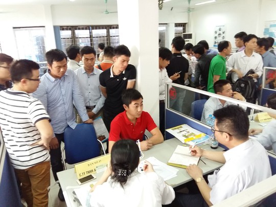 Rất đông người lao động đến đăng ký tìm việc tại Trung tâm Dịch vụ việc làm TP Hà Nội