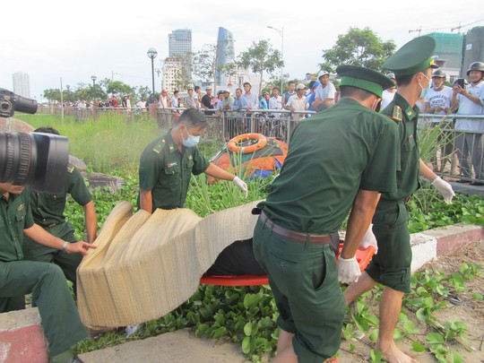 Lực lượng chức năng đưa thi thể nạn nhân trong vụ chìm tàu Thảo Vân 2 vào bờ Ảnh: QUANG QUÝ