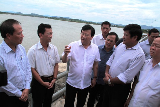 Phó Thủ tướng Trịnh Đình Dũng (thứ ba từ trái sang) thị sát thủy điện An Khê - Kanak