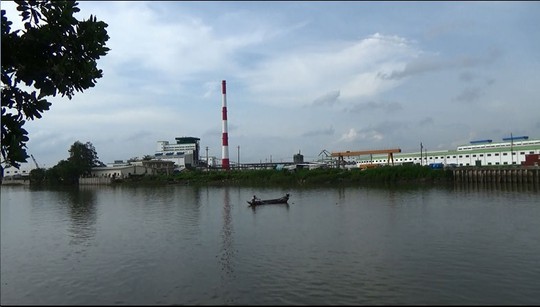 Người dân lo ngại Nhà máy Giấy Lee & Man nằm sát sông Hậu gây ô nhiễm môi trường Ảnh: HOÀNG THÙY