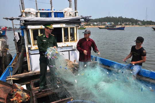 Tháng 3-2016, tàu cá QNg 90319 của ông Phạm Nguyên (ngụ xã Bình Châu, huyện Bình Sơn, tỉnh Quảng Ngãi) bị tàu Trung Quốc cướp cá và ngư lưới cụ, gây thiệt hại nặng nề Ảnh: TỬ TRỰC
