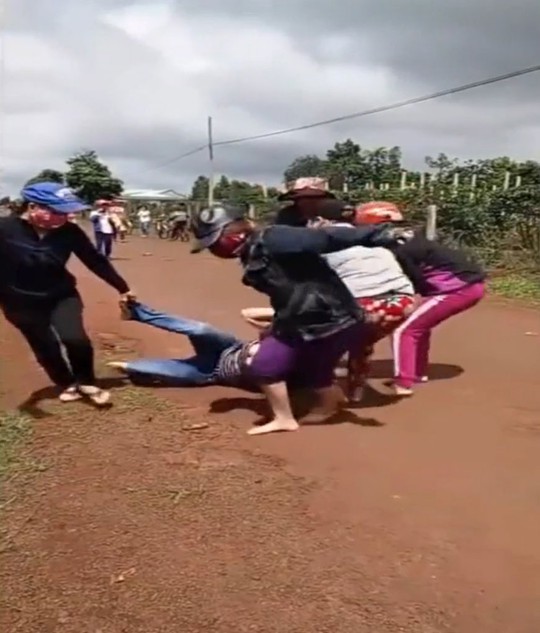 Vụ đánh ghen tàn nhẫn diễn ra tại xã Trang, huyện Đắk Đoa, tỉnh Gia Lai (Ảnh cắt từ clip)