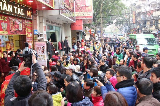 
Trước cửa hàng luôn chật kín người, khiến nhiều người liên tưởng đến cảnh sốt vàng những năm trước - Ảnh: Phương Nhung
