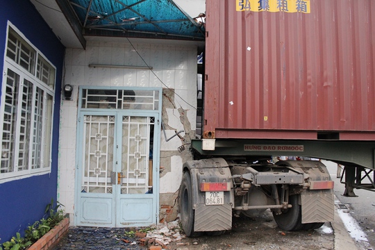 
Xe container dừng lại ngay sát phòng ngủ nơi anh Trần Minh Huy Thiện (chủ cửa hàng) cùng vợ đang nghỉ trưa
