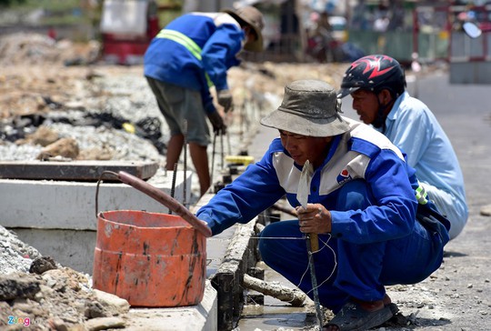 
11 giờ 30 ngày 17-4, dù ngày nghỉ lễ, các công nhân vẫn miệt mài làm việc dưới nắng rát trên công trường mở rộng Xa lộ Hà Nội (quận 9).
