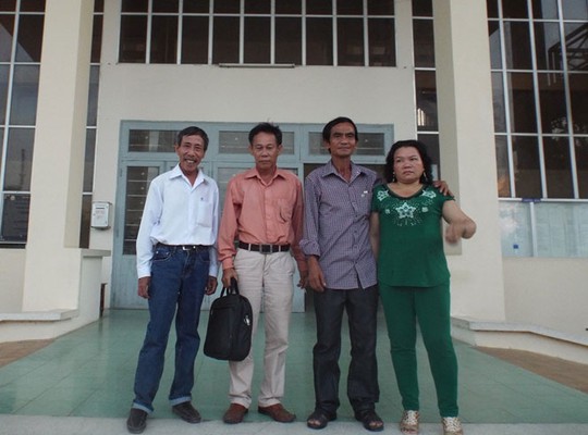 
Từ trái sang: Ông Nguyễn Thận, luật sư Phạm Công Út, ông Huỳnh Văn Nén và vợ tại TAND tỉnh Bình Thuận trong lần làm việc cuối tháng 4
