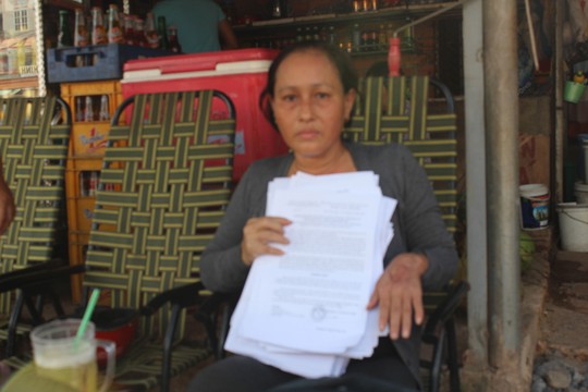 Bà Trần Nguyễn Thị Dũng và cánh tay trái bị tàn phế