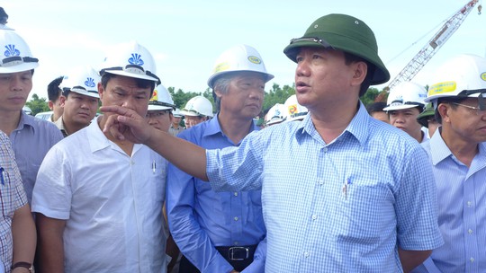 Bộ trưởng Đinh La Thăng trong một lần đi kiểm tra dự án cải tạo, nâng cấp Quốc lộ 1 Ảnh: THẾ DŨNG