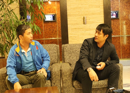 
Trưởng đoàn Dương Nghiệp Khôi (trái) và HLV trưởng Nguyễn Hữu Thắng tranh thủ trao đổi kế hoạch của đội trong thời gian thi đấu tại đây
