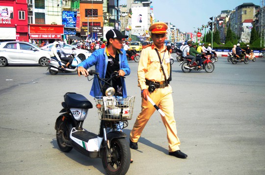 CSGT thổi phạt người điều khiển xe máy điện không đăng ký biển số tại ngã 6 Ô Chợ Dừa (quận Đống Đa, TP Hà Nội)