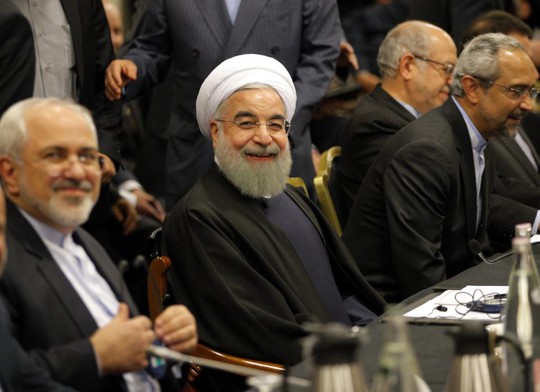 Tổng thống Iran Hassan Rouhani (giữa). Ảnh: AP