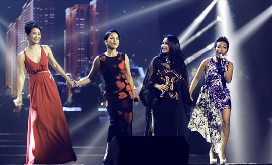 
Từ trái qua: Hồng Nhung, Mỹ Linh, Thanh Lam, Hà Trần trên sân khấu
