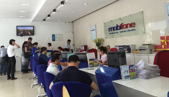 
Người dân đăng ký sử dụng các dịch vụ của MobiFone tại Hà Nội. Ảnh Anh Vũ
