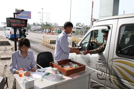 
 Nhân viên trạm thu phí phải mở thêm làn xe ra và thu phí thủ công để giải phóng nhanh lượng xe ùn ứ trong đường cao tốc TP.HCM-Trung Lương
