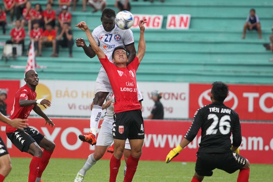 
James ghi bàn nâng tỉ số 1-2 sau pha bật cao đánh đầu khiến thủ thành Tiến Anh của Long An bất lực
