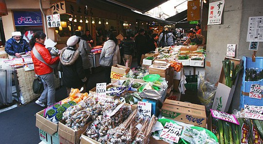 Khu chợ nhỏ phía ngoài. Ảnh: Japan-Guide