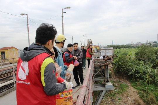 
Tại Cầu Long Biên, vẫn như hàng năm, rất đông người dân Thủ đô lên cầu để thả cá chép tiễn Táo quân về trời
