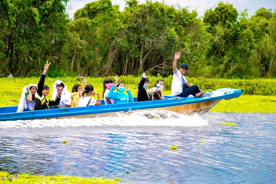 
Du khách trải nghiệm ở vùng lõi của Vườn Quốc gia U Minh Thượng bằng xuồng máy hay còn gọi là vỏ lãi.
