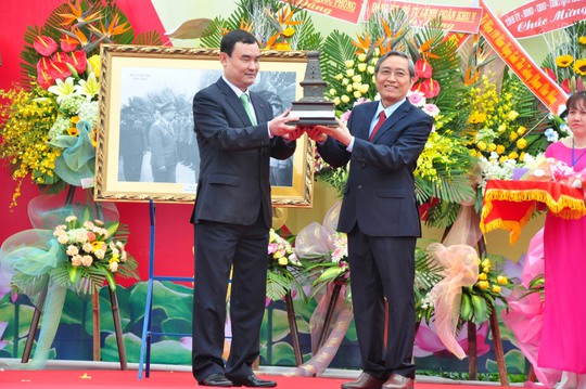 Các tổ chức, cá nhân tặng hiện vật liên quan đến cố Thủ tướng Phạm Văn Đồng. Ảnh: Tử Trực