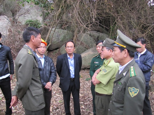 Ông Trần Văn Thanh (hàng đầu bên phải), Hạt trưởng hạt kiểm lâm liên quận Sơn Trà- Ngũ Hành Sơn bị đề nghị cách chức