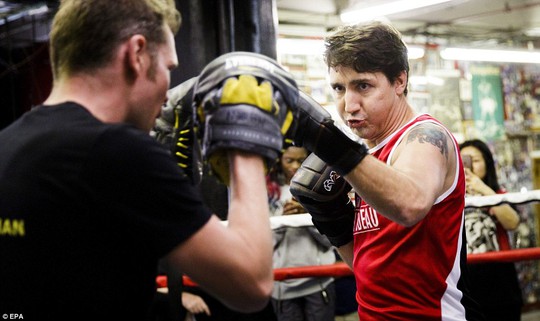 
Đối thủ của ông Trudeau là võ sĩ quyền Anh chuyên nghiệp Yuri Foreman. Ảnh: EPA
