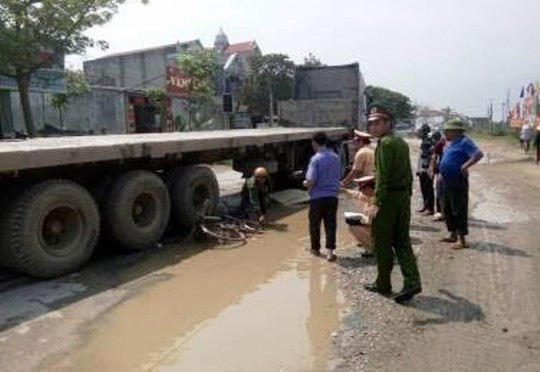 
Hiện trường nơi xảy ra vụ tai nạn khiến cụ ông bị xe đầu kéo cán tử vong
