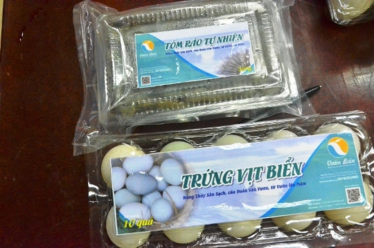 
Trứng vịt biển sạch của ông bán ra thị trường là 5.000 đồng/1 quả. Tôm sạch là 350.000 đồng/1kg
