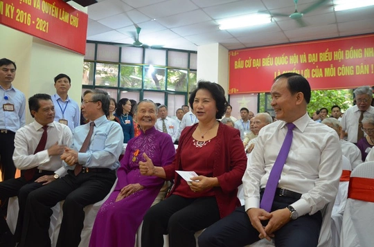 Bà Nguyễn Thị Kim Ngân vui vẻ trò chuyện cùng các cử tri khác khi ngồi trong phòng đợi đến giờ bắt đầu tiến hành lễ bầu cử