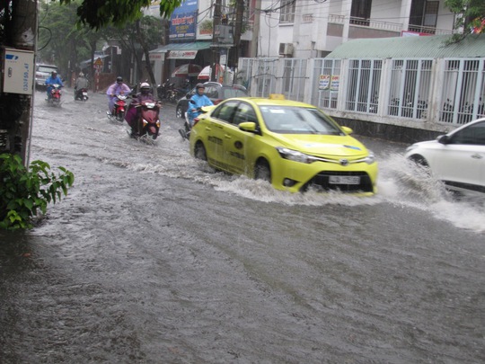 Nhiều người phải đi taxi do mưa lớn