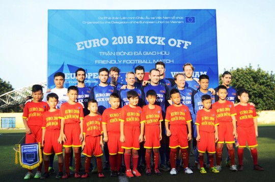 
Đội các đại sứ quán thành viên EU tại Việt Nam. Bên cạnh Đội trưởng là Đại sứ EU, trong đội còn có một cầu thủ tích cực, tiền vệ phòng ngự của đội bóng Pháp ngữ tại Hà Nội, Đại sứ Pháp Jean-Noël Poirier (hàng thứ hai, thứ 4 từ phải qua)

 
