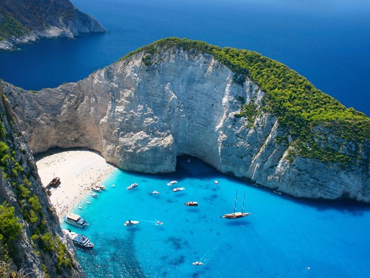 
Bãi Navagio, hay còn gọi là bãi Tàu Đắm, nằm ở một vịnh hẹp trên đảo Zakynthos, Hy Lạp. Bãi biển này nổi tiếng với cát trắng muốt và nước xanh biếc, thu hút du khách từ khắp nơi trên thế giới.
