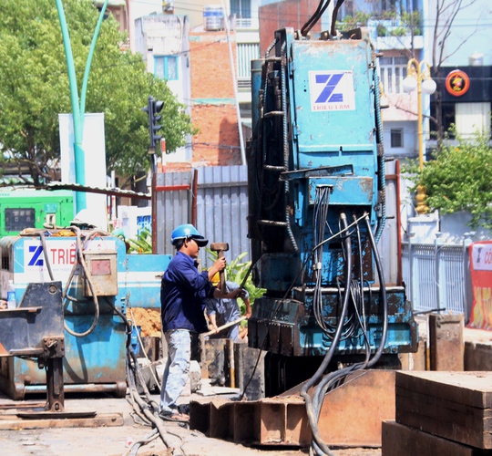 
Đơn vị thi công cho biết phải cho công nhân làm việc suốt buổi trưa để nhanh chóng xử lý sự cố nhằm thông xe qua khu vực. Phía ngoài, các đơn vị cũng huy động người đứng chốt ở giao lộ Trường Sa – Đặng Văn Ngữ phân luồng giao thông để đảm bảo an toàn cho người đi đường
