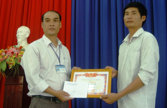 
Ông Võ Văn Đào, Chủ tịch UBND xã Đạ Oai trao giấy khen và 10 triệu đồng tiền thưởng.
