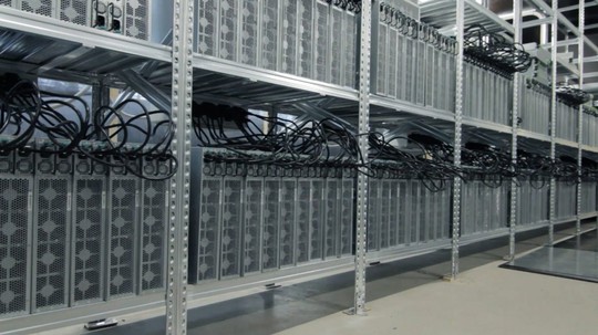 
Tương tự Facebook, Google cũng đặt data center ở những nước có khí lạnh, thậm chí đặt trong một hang đá hay dưới biển nơi có nhiệt độ lý tưởng khoảng 8 độ C.
