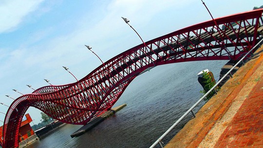 
Cầu Python có hình dạng của con mãng xà trong thần thoại được xây dựng từ năm 2001. Cây cầu là điểm nhấn tô điểm vẻ đẹp cho thành phố Amsterdam, Hà Lan.
