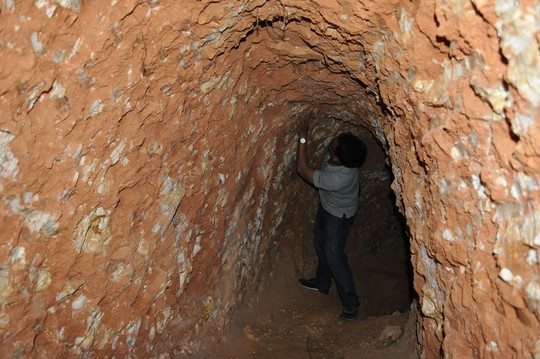 Hầm vàng dài hàng chục mét trong lòng đất tại Tiểu khu 180, xã Đắk Kan, huyện Ngọc Hồi, tỉnh Kon Tum
