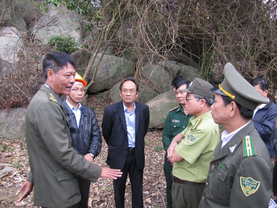 Ông Nguyễn Phú Ban (thứ ba từ trái sang) cùng lực lượng chức năng kiểm tra hiện trường vụ phá rừng tại tiểu khu 62 vào sáng 25-2