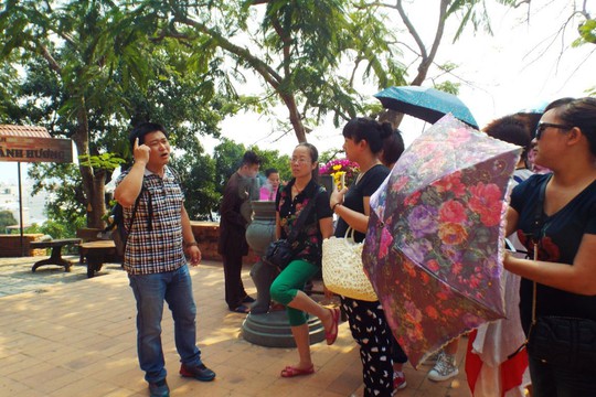 Một hướng dẫn viên “chui” Trung Quốc hành nghề tại TP Nha Trang, tỉnh Khánh Hòa Ảnh: KỲ NAM