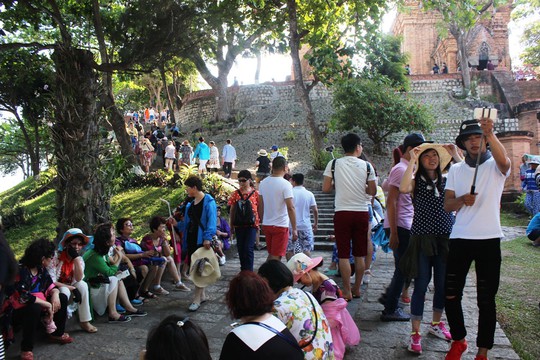 Du khách Trung Quốc tham quan Tháp Bà Ponagar ở Nha Trang