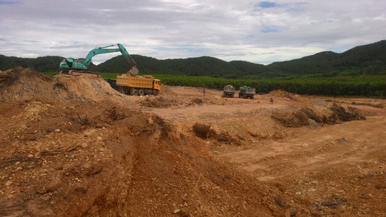 Xe múc khai thác đất trái phép giữa ban ngày tại phường Phú Bài, thị xã Hương Thủy, tỉnh Thừa Thiên - Huế