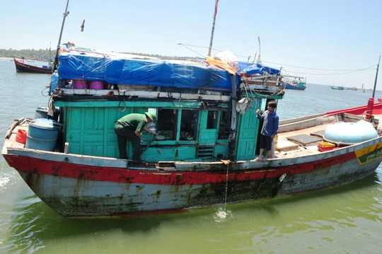 Một tàu cá của ngư dân Quảng Ngãi bị tàu Trung Quốc tông hỏng trong tháng 6-2016 Ảnh: TỬ TRỰC