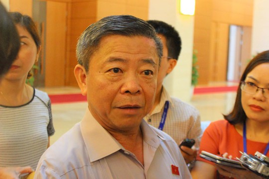 Ông Võ Kim Cự trả lời báo chí về việc cho Formosa thuê đất bên ngoài hành lang Quốc hội Ảnh: TIẾN HƯNG