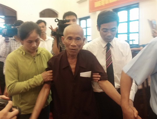 Ông Trần Văn Thêm được người thân dìu đến buổi lễ công bố quyết định đình chỉ điều tra bị can và công khai xin lỗi đối với ông