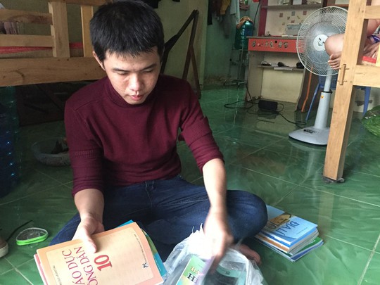 Lê Minh Nhựt chuẩn bị sách vở cho năm học mới