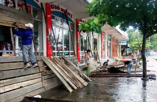 
Người dân TP Hải Phòng khẩn trương chằng chống nhà cửa để chống bão số 3 nhưng rốt cuộc bão không mạnh như dự báo Ảnh: TRỌNG ĐỨC
