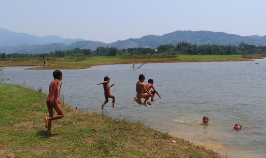 Trẻ em tắm sông ở huyện A Lưới, tỉnh Thừa Thiên - HuếẢnh: QUANG NHẬT