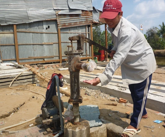 
Kể cả 5 giếng khoan của người dân ở xã An Sơn cũng đang cạn nước và bị nhiễm mặn.
