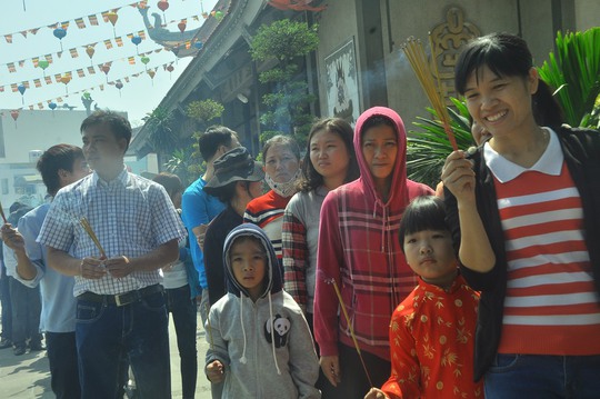 Đi lễ chùa đầu năm là nét đẹp trong văn hóa của người dân Việt Nam nói chung và người Sài Gòn nói riêng. Các em nhỏ cũng theo bố mẹ đi lễ chùa.
