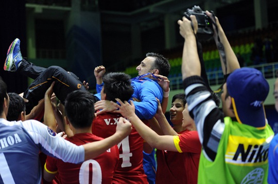 
Niềm vui của tuyển futsal Việt Nam khi thắng Nhật Bản ở tứ kết Giải Vô địch châu Á 2016, qua đó giành vé dự Futsal World Cup Ảnh: Quang Thắng
