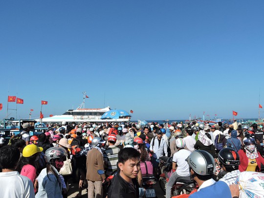 Du khách trên đảo Lý Sơn chen lấn mua vé tàu vào đất liền trong ngày 18-2 Ảnh: VĂN MỊNH